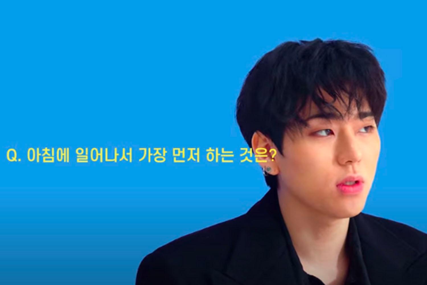 韓國雜誌 GQ Korea 封面,背景為藍色,提問是:早上起牀後第一件做的事是什麼?