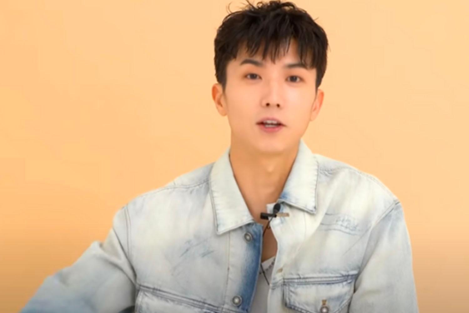 韓國雜誌 GQ Korea 的訪談中穿著淺色牛仔夾克的名人，背景為橙色