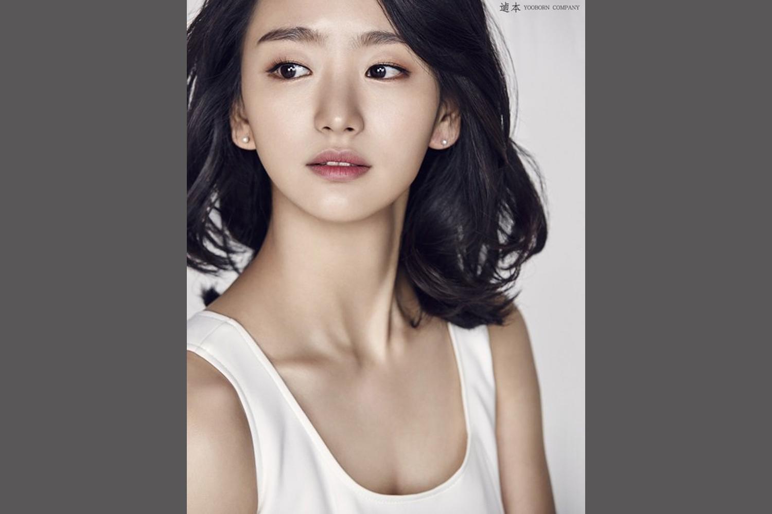 ウォン・ジナ、短いボブヘアでナチュラルな格好をしている