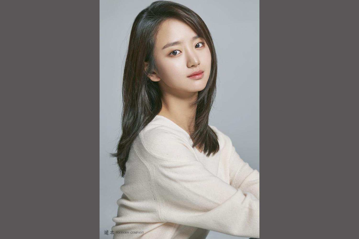 ウォン・ジナ、ロングヘアで白いニットを着ている様子