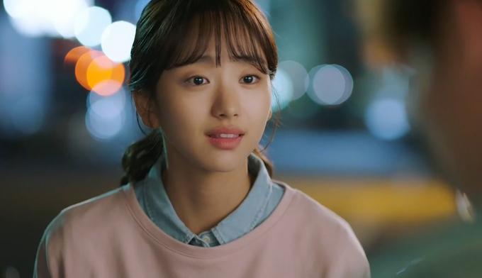 ウォン・ジナ、カジュアルなスタイルで街中に立つシーン