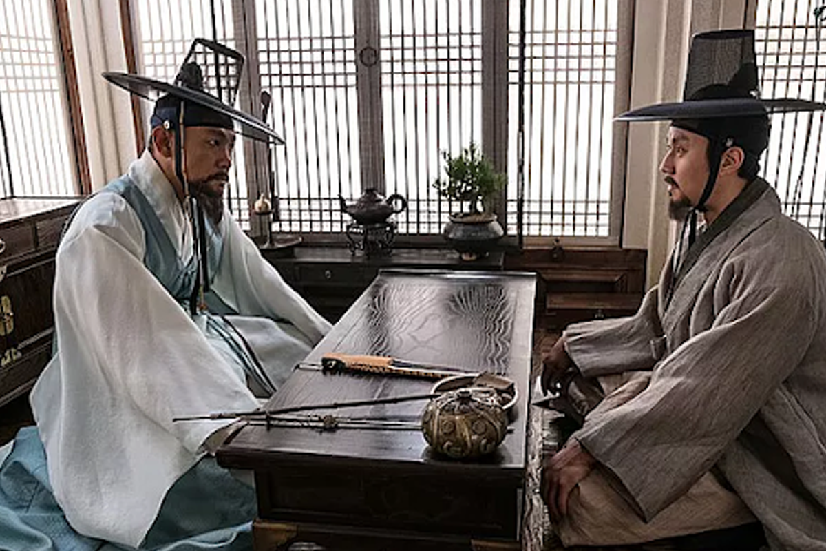 传统考试中，身穿典雅古代服饰的学生进行文科类考试，展现了浓厚的学术氛围。