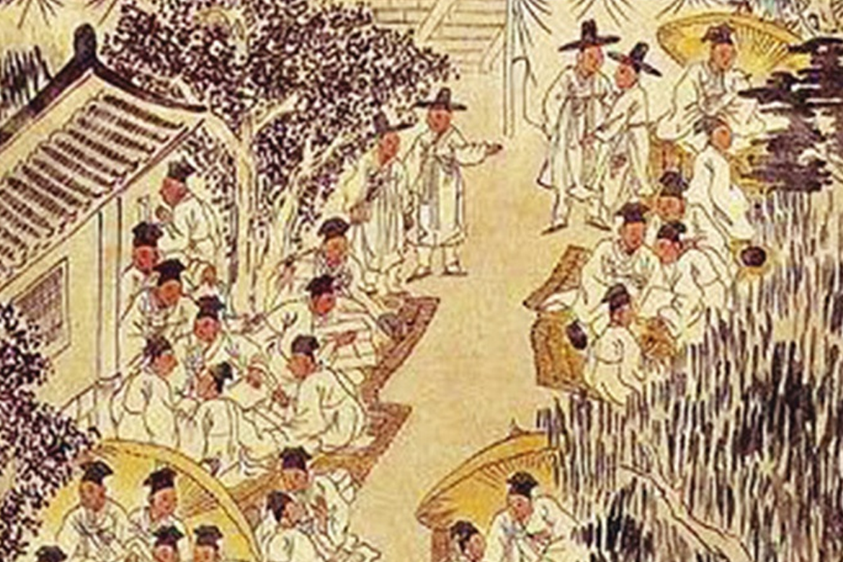 身穿传统服饰的书生们在考试前的集会中交换心得，背景展现了古代文化的氛围。