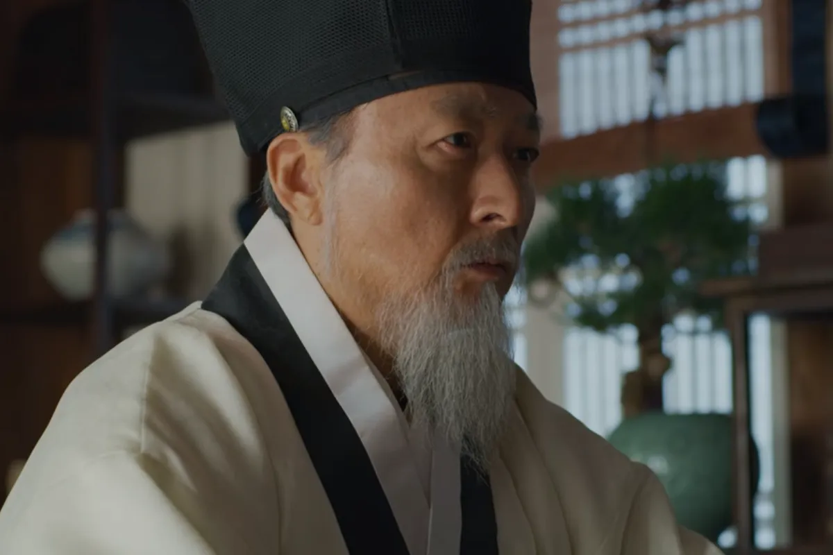 两位身穿传统官服的士子在室内古典书房里进行严肃而深刻的讨论，营造出学术交流的气氛。