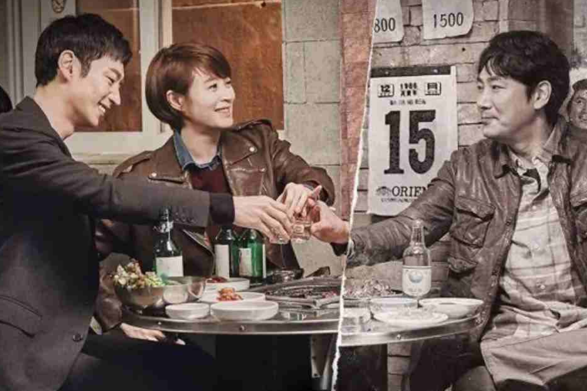 韩国电视剧《信号SIGNAL》剧照，三名男子在酒馆中交谈，充满神秘氛围