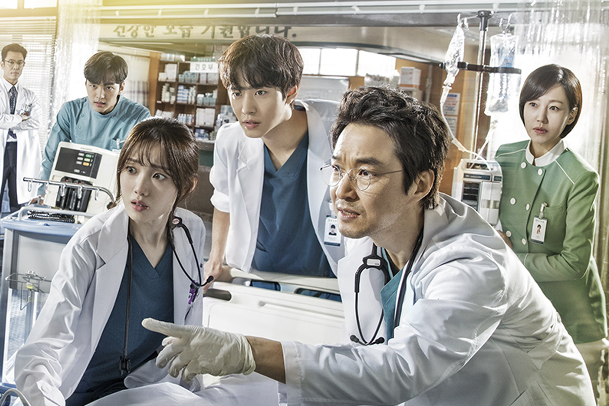 韩剧《浪漫医生金师傅》剧照，紧张的医疗场景，医生们在医院中进行急诊抢救