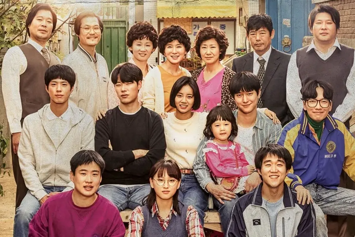 韩国电视剧《请回答1988》剧照，全家福合影，呈现80年代的复古风情