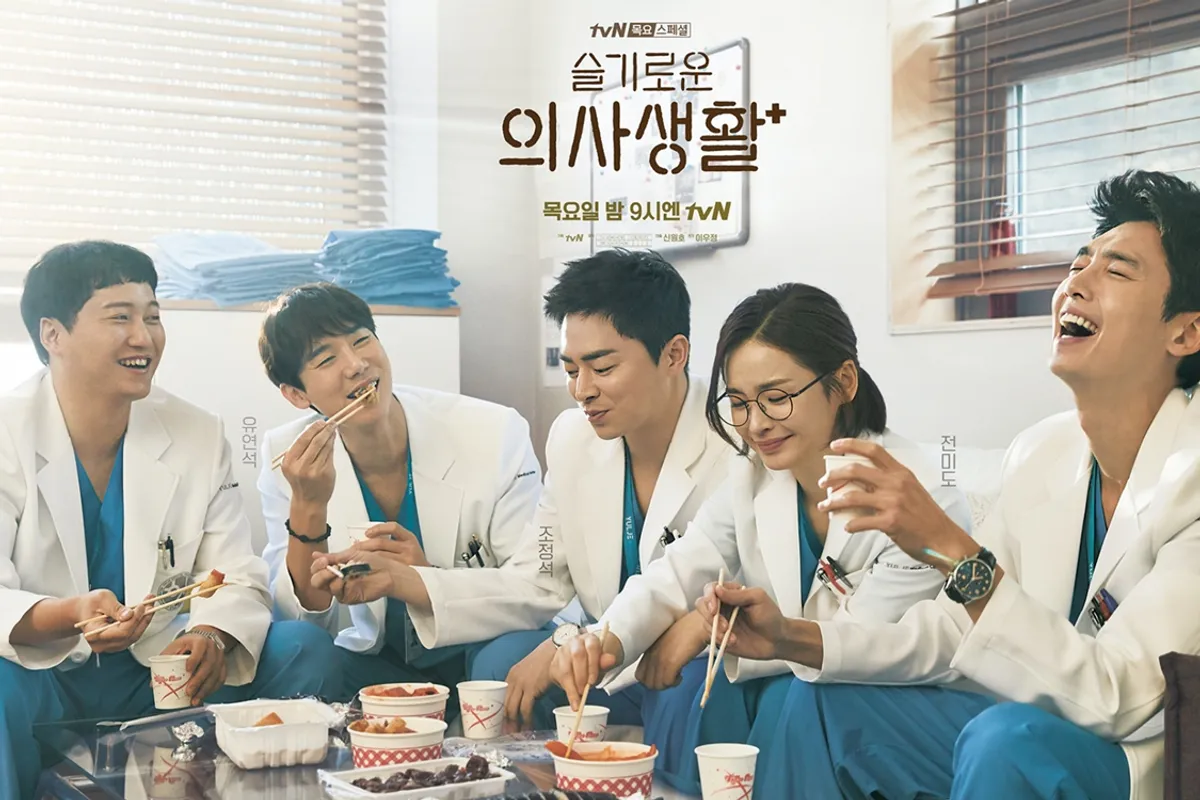 韩剧《机智的医生生活》剧照，五位医生穿着白大褂在办公室共同享用午餐，画面温馨和谐