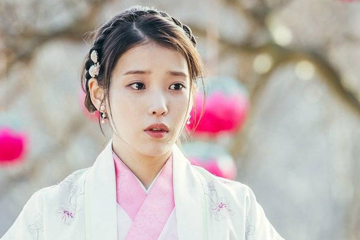 韩剧《月之恋人－步步惊心：丽》剧照，传统韩服装饰的女性在花园中，背景有粉色花灯