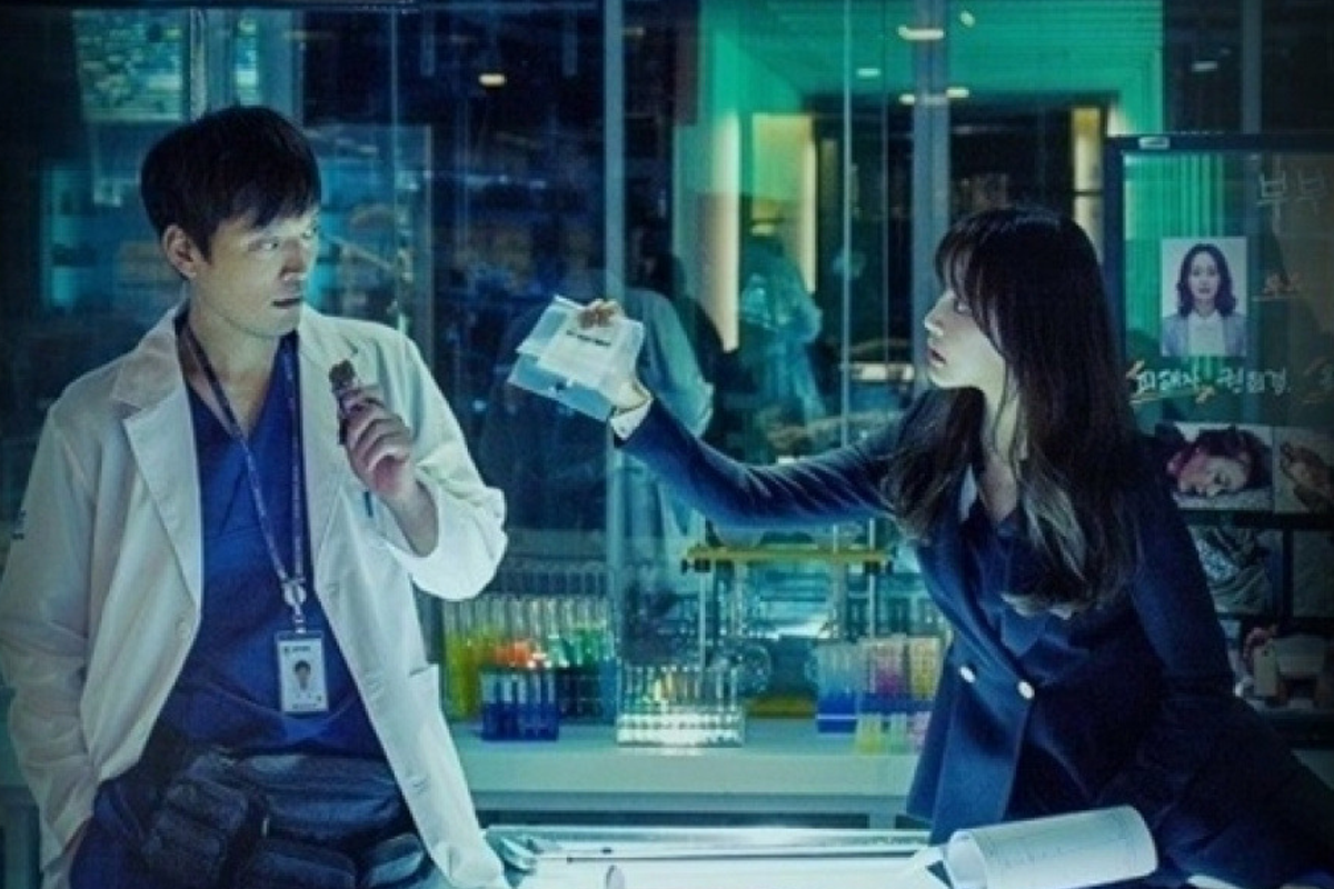 韩剧《检法男女》剧照，实验室中身穿白大褂的检察官和身穿西装的调查员进行证物讨论