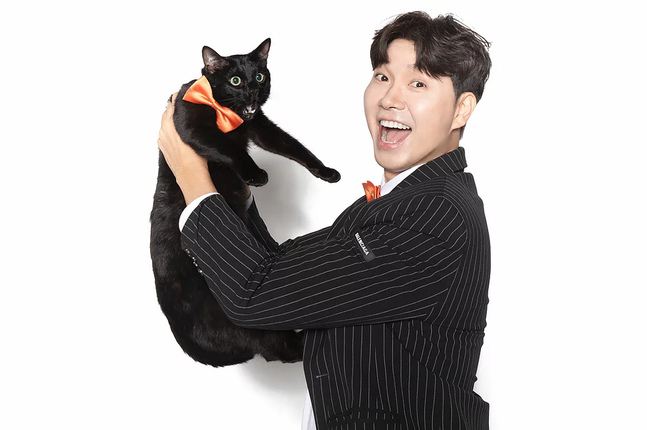 パク・スホンが愛猫ダホンと親密な雰囲気で撮影した写真