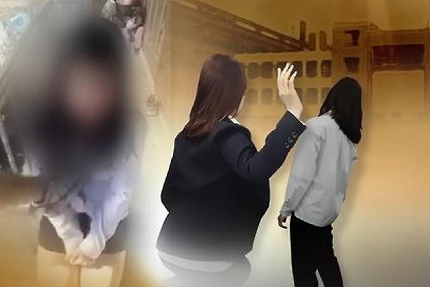 ยเหยื่อถูกกดศรีษะลงในชักโครกและถูกบังคับให้ดื่มน้ำจากชักโครกจนเป็นลม