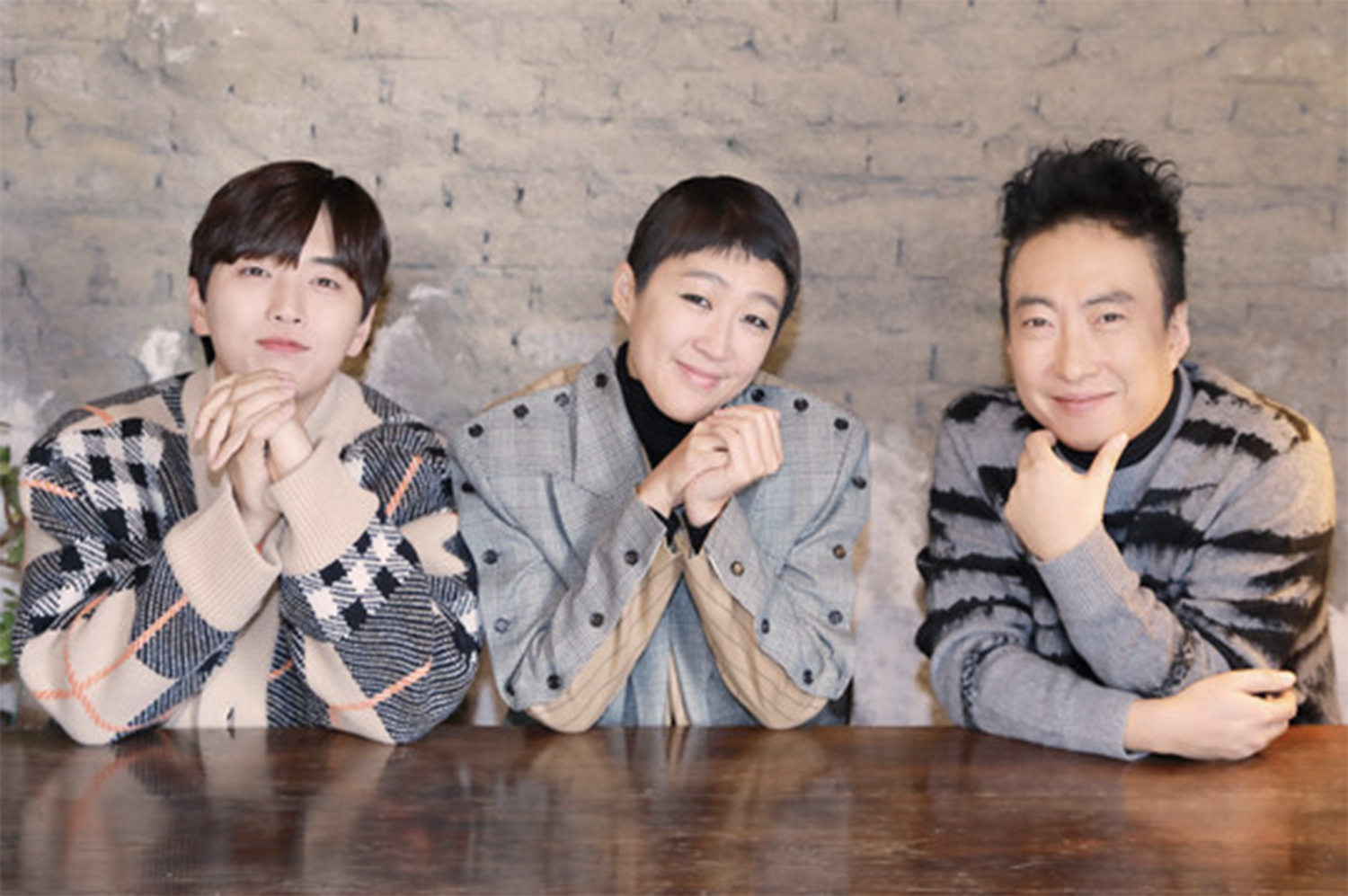 韓國人在朋友的聚會上進行相睇，代表一種常見的社交方式。