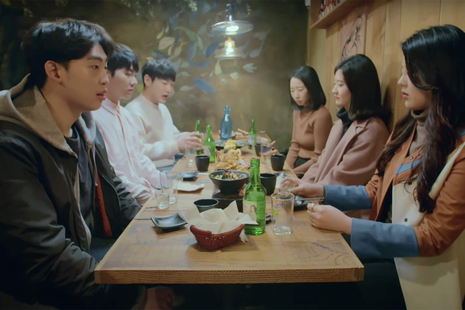 韓國大學生在集體聯誼中的互動，顯示年輕人的交際方式。