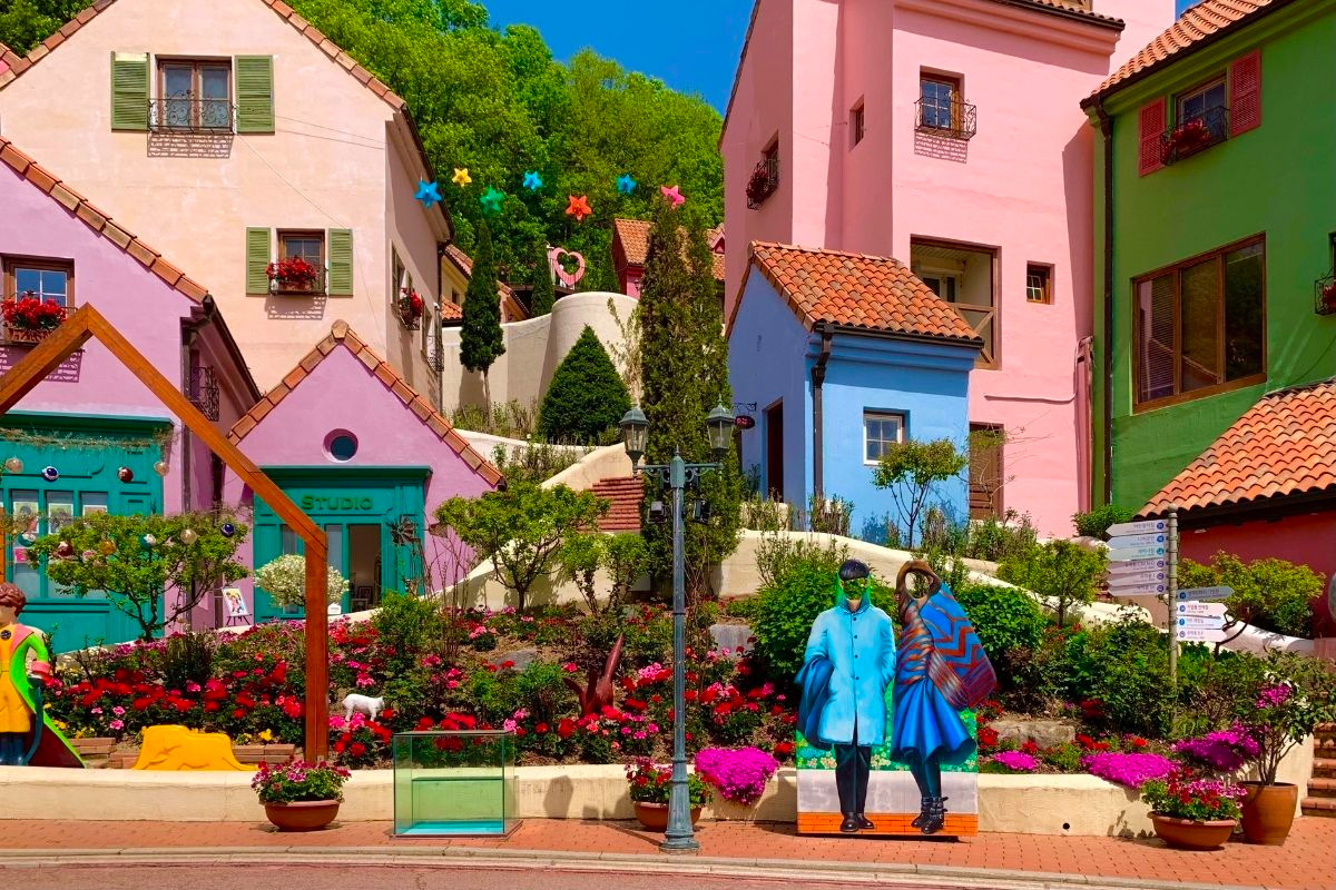 プチフランス、色とりどりの家が並び、アートで彩られた庭の風景、京畿道加平の韓国旅行観光地。