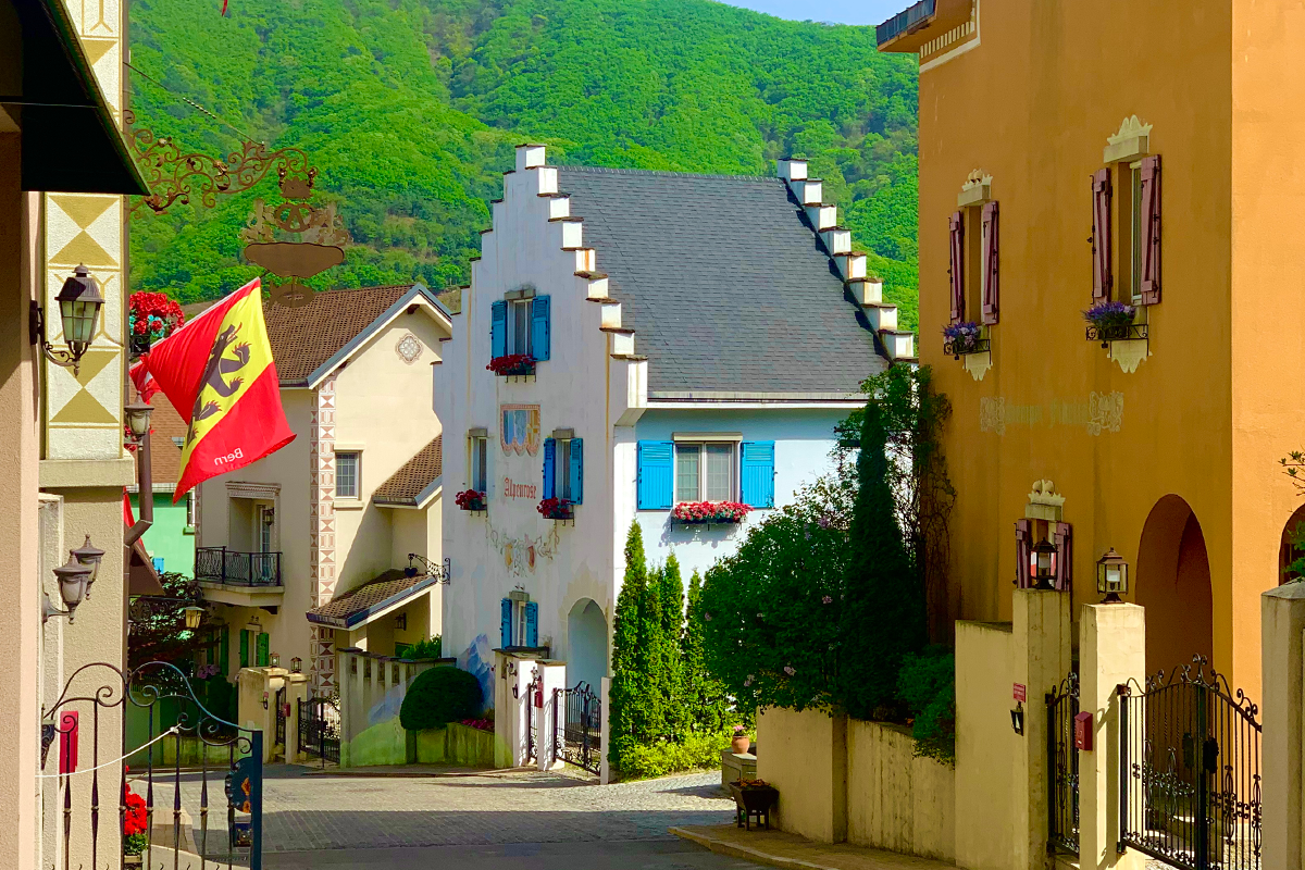 エーデルワイススイステーマパーク、青い屋根と色とりどりの花窓が美しい建物の風景、韓国京畿道の観光スポット。