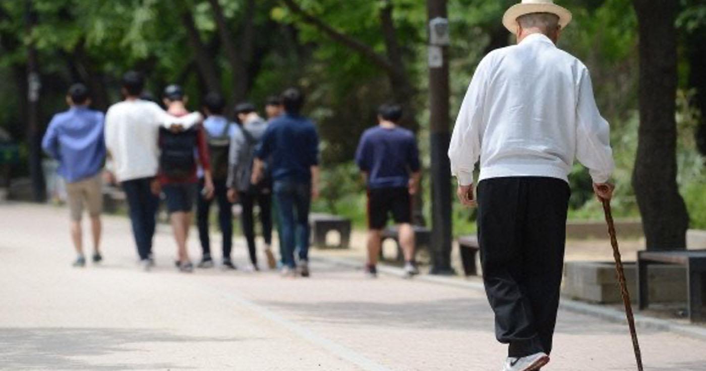 คุณปู่เกาหลียอมเดินกลับบ้าน 2 ชั่วโมงเพื่อหลีกเลี่ยงการแพร่เชื้อ