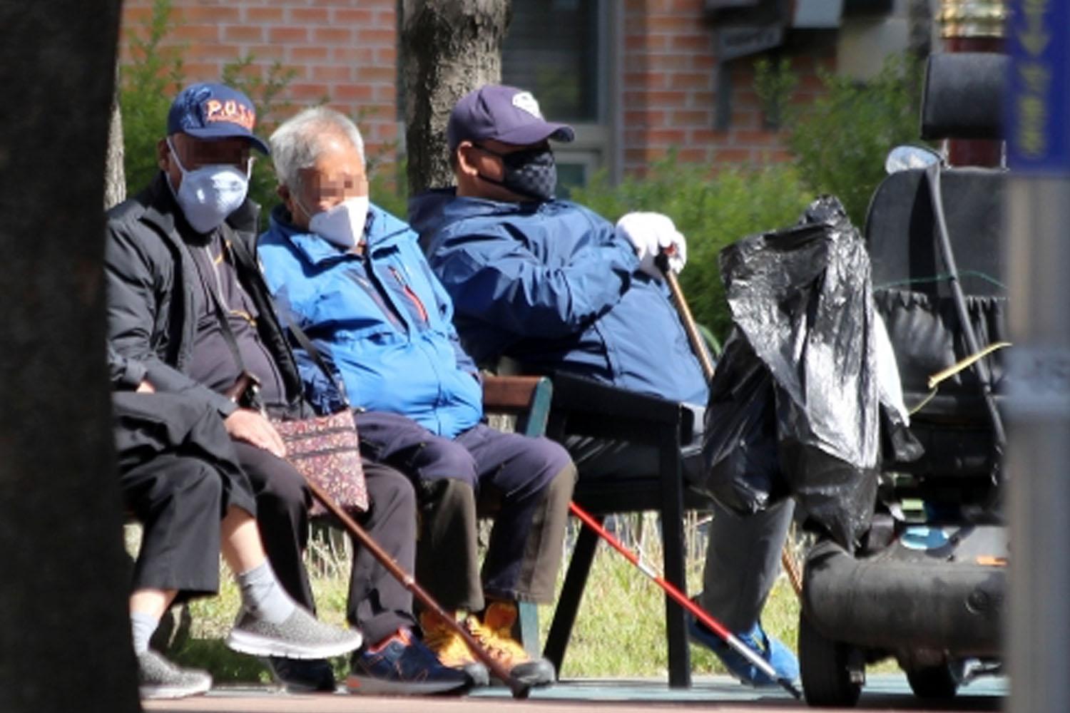 คุณปู่เกาหลียอมเดินกลับบ้าน 2 ชั่วโมงเพื่อหลีกเลี่ยงการแพร่เชื้อ