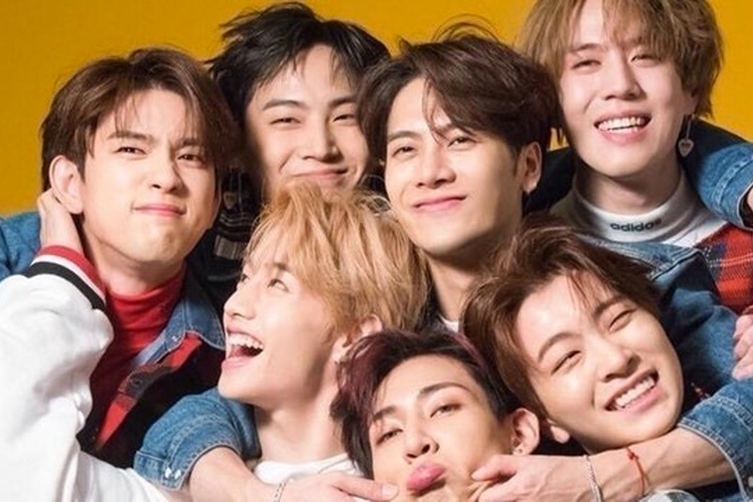 สมาชิกวง GOT7 ใส่เสื้อสเวตเตอร์หลากสี โอบกอดกันอย่างสนิทสนม ด้วยพื้นหลังสีเหลืองสดใส