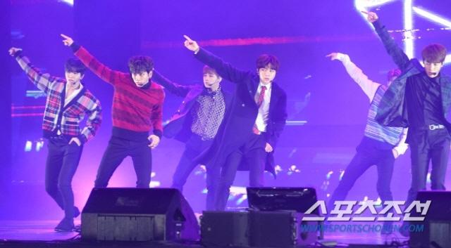 スポーツ朝鮮提供の画像で、カメラに向かってハートサインを出しているINFINITEのメンバーたち。