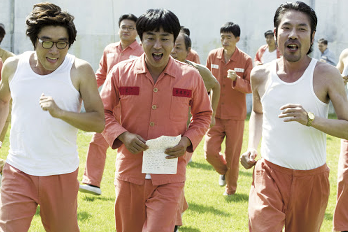 在《7號房的禮物》中，囚犯們在戶外運動場上奔跑的場景。