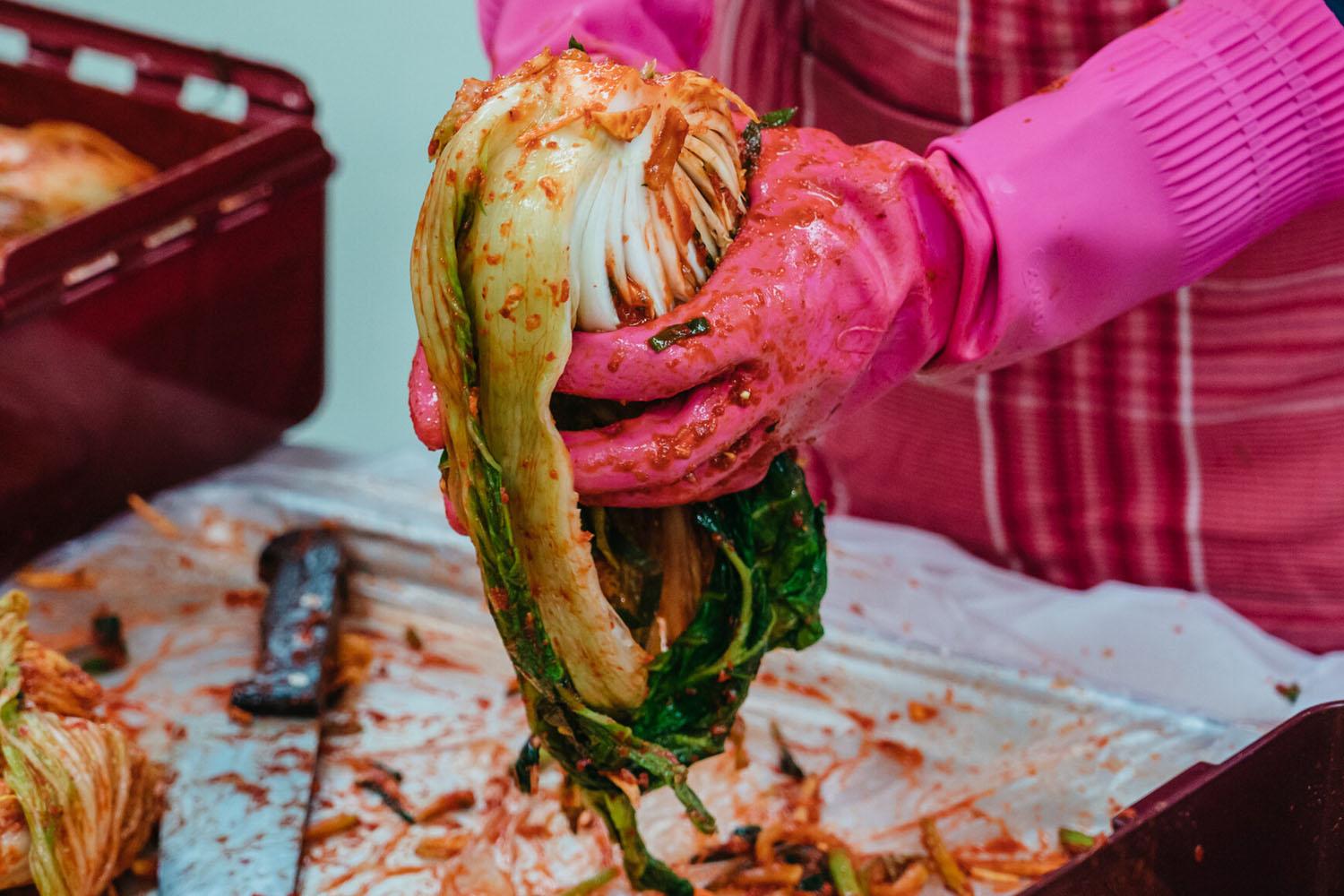 กะหล่ำปลีและปรุงรสด้วยเครื่องเทศรสเผ็ด