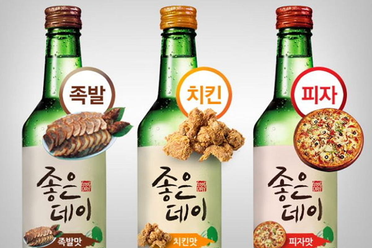 韓國燒酒品牌推出的豬腳、炸雞和披薩口味燒酒,是愚人節的趣味產品
