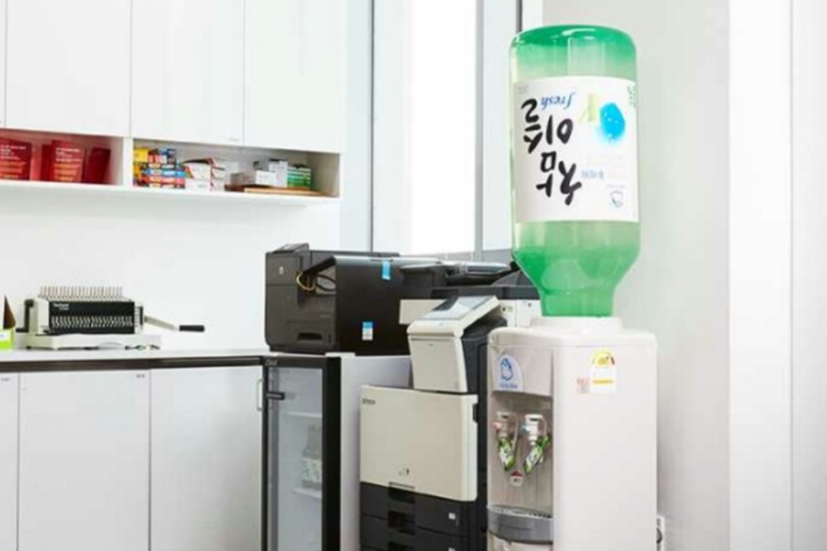 韓國真露品牌在愚人節推出的30公升大容量燒酒桶,展示其創意性