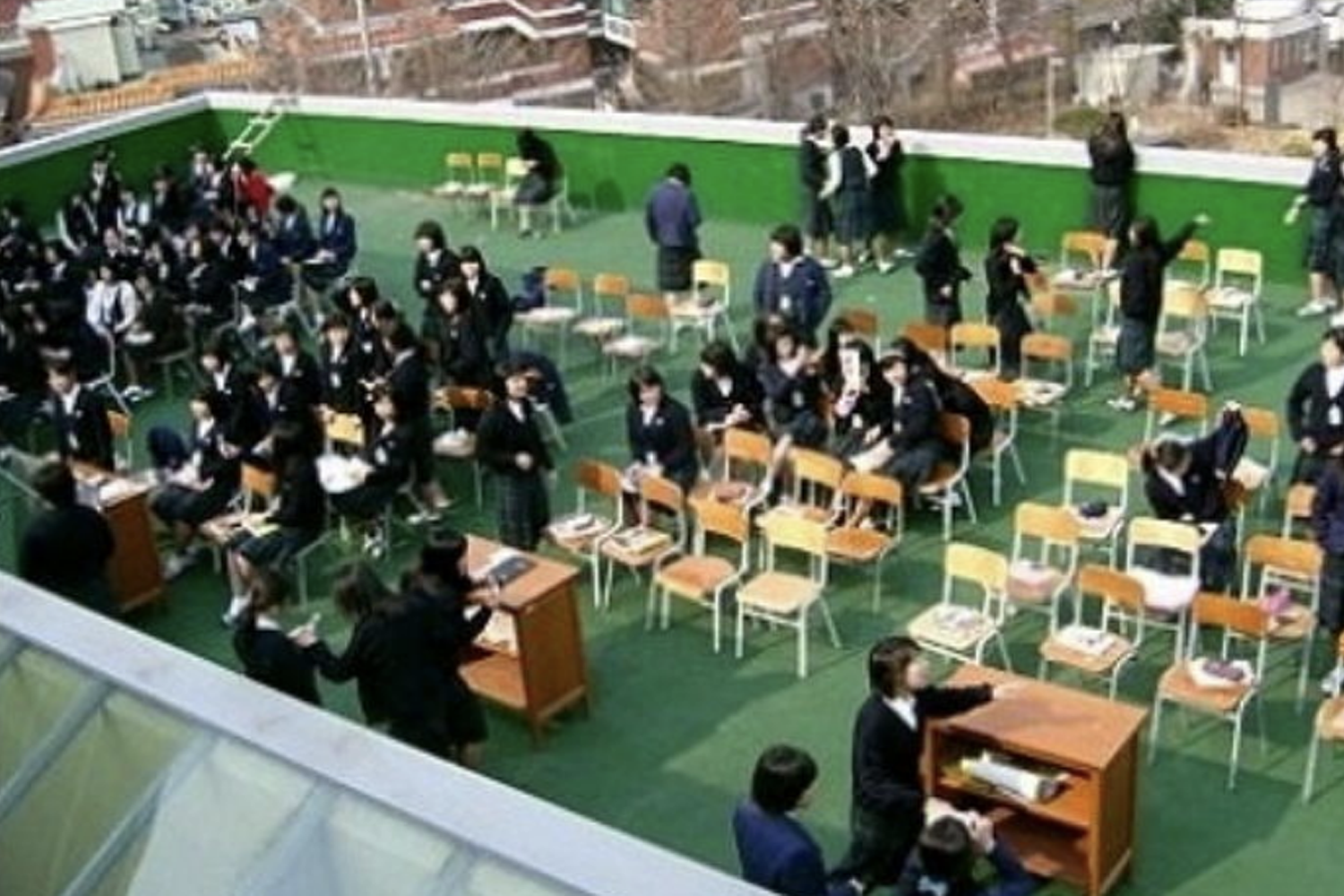 นักเรียนเกาหลีย้ายห้องเรียนไปไว้บนดาดฟ้าเพื่อความสนุกในวันโกหก April Fool's Day