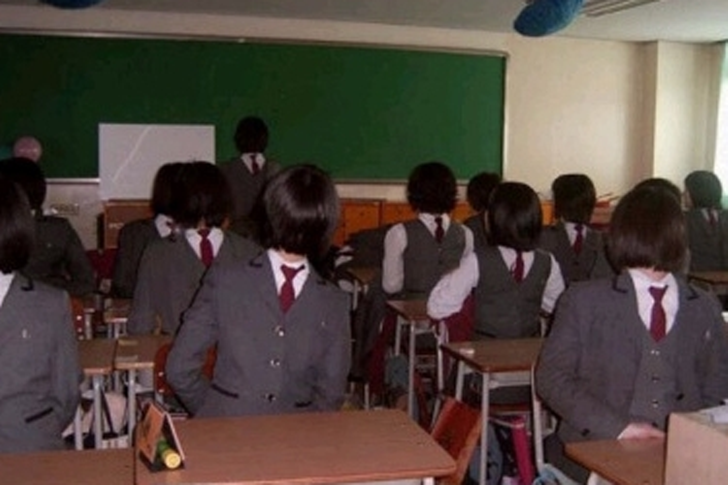 นักเรียนสวมชุดเครื่องแบบกลับด้านภายในห้องเรียนเพื่อฉลองวันโกหก April Fool's Day ในโรงเรียนเกาหลี