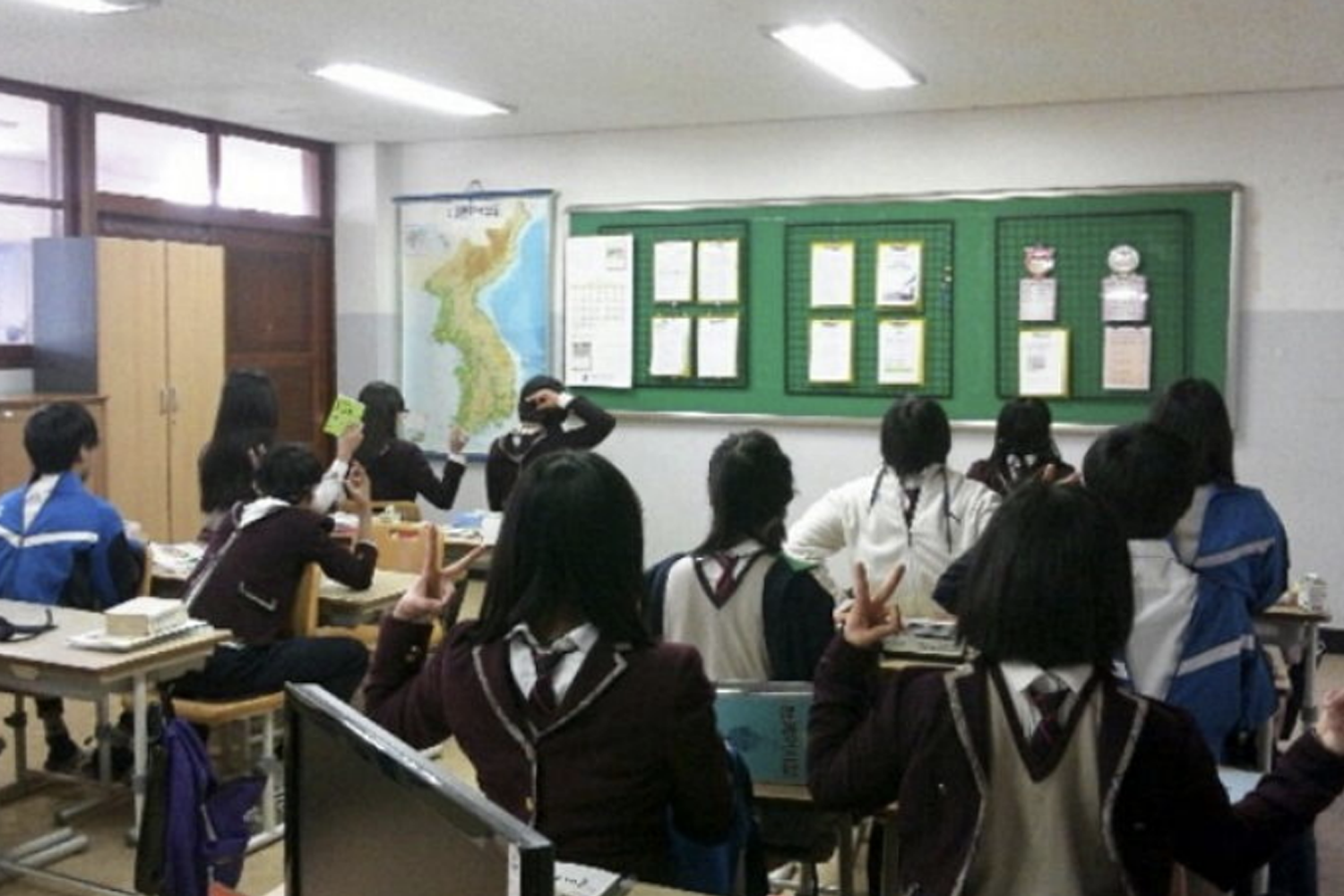 นักเรียนแกล้งสวมชุดกลับด้านในห้องเรียนเพื่อสร้างบรรยากาศที่สนุกสนานสำหรับวันโกหกในเกาหลี