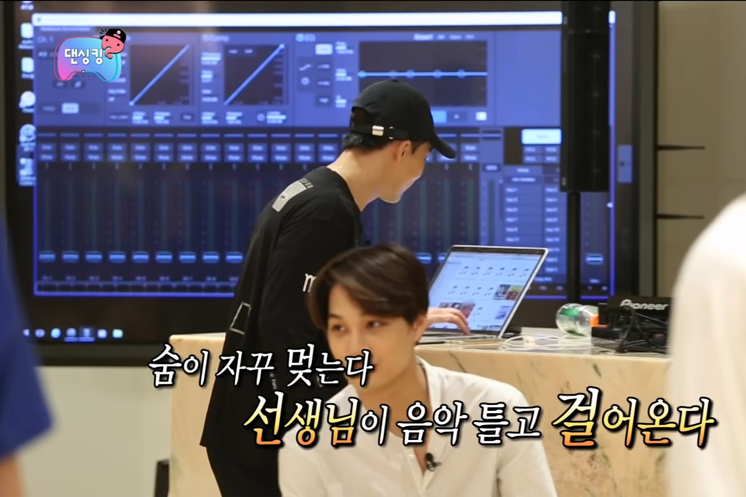 韓國JYP娛樂公司黑色背景練習室，Stray Kids等練習生使用，深色牆壁與燈光