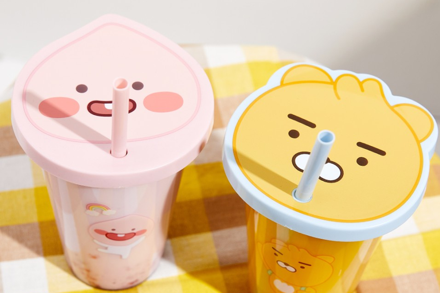 卡通圖案兒童吸管杯近拍，韓國Daiso與Kakao Friends聯名商品