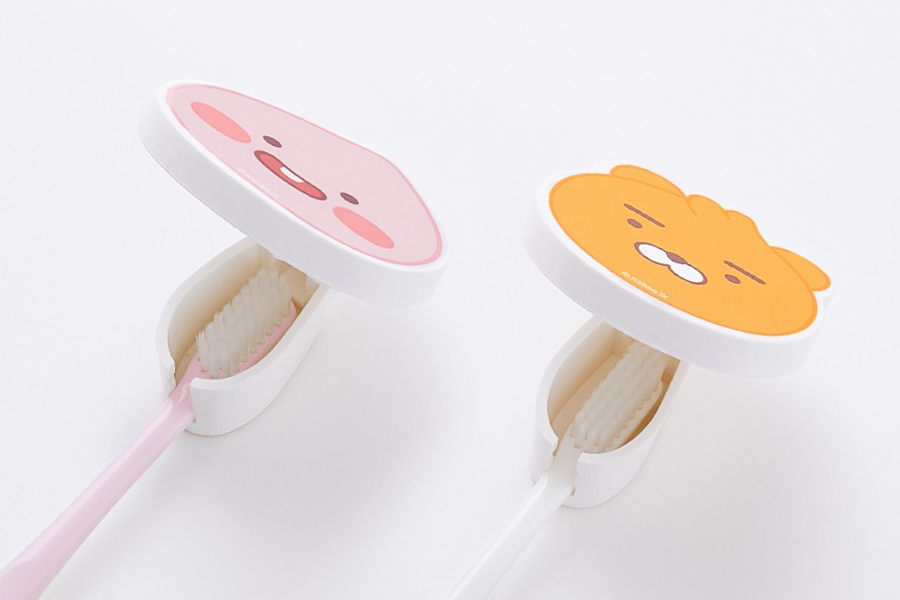 卡通圖案牙刷防塵蓋近拍，韓國Daiso與Kakao Friends聯名商品
