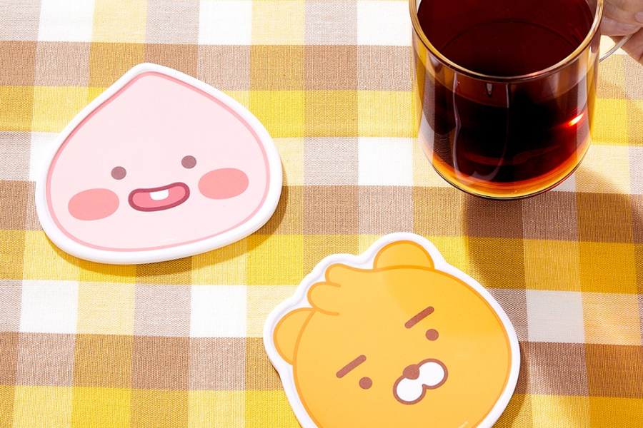 卡通圖案杯墊與飲料杯，韓國Daiso與Kakao Friends聯名商品