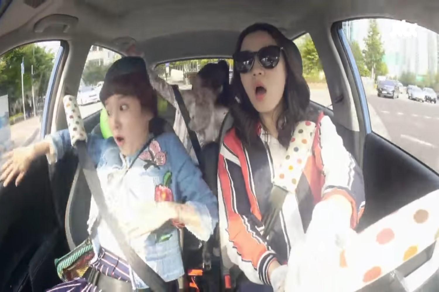 韓国ドラマ『青春時代』のシーンで、車内に乗る乗客が運転を楽しんでいる様子。