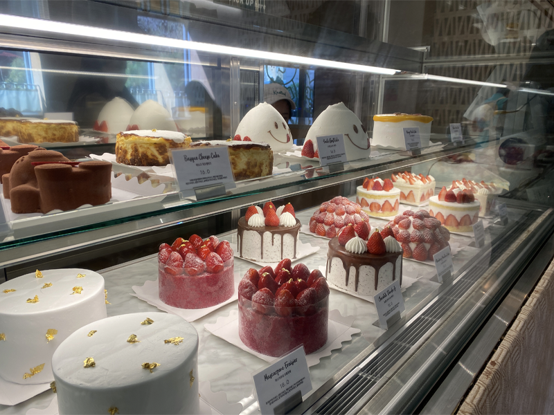 Витрина с разнообразными тортиками и пирогами в кафе Knotted, расположенном в районе Самсеонг, Сеул.