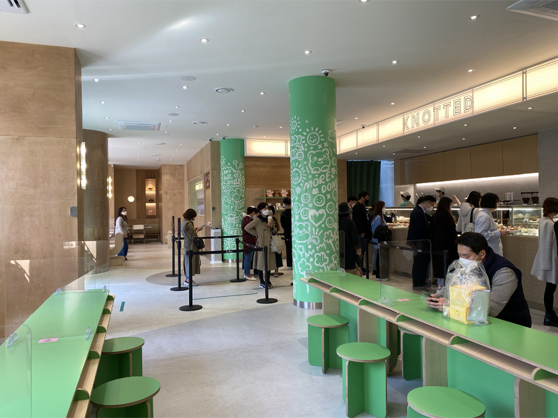 people lining up for donuts and pastries at cafe knotted samseong coex branch