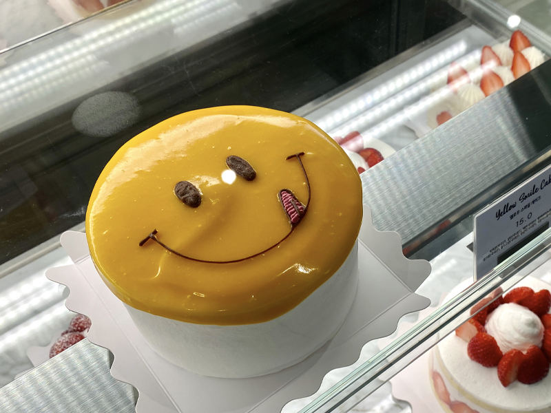 the famous smiley cake from cafe knotted