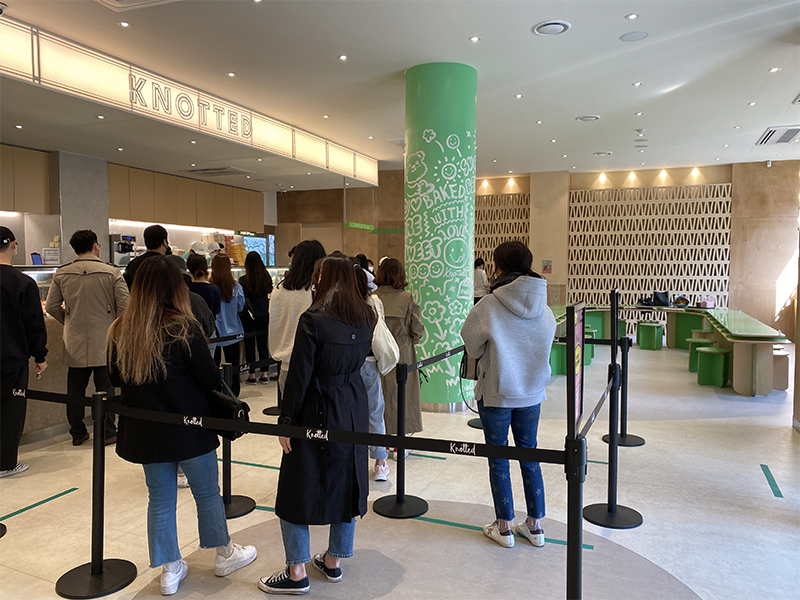 people lining up at cafe knotted samseong coex branch