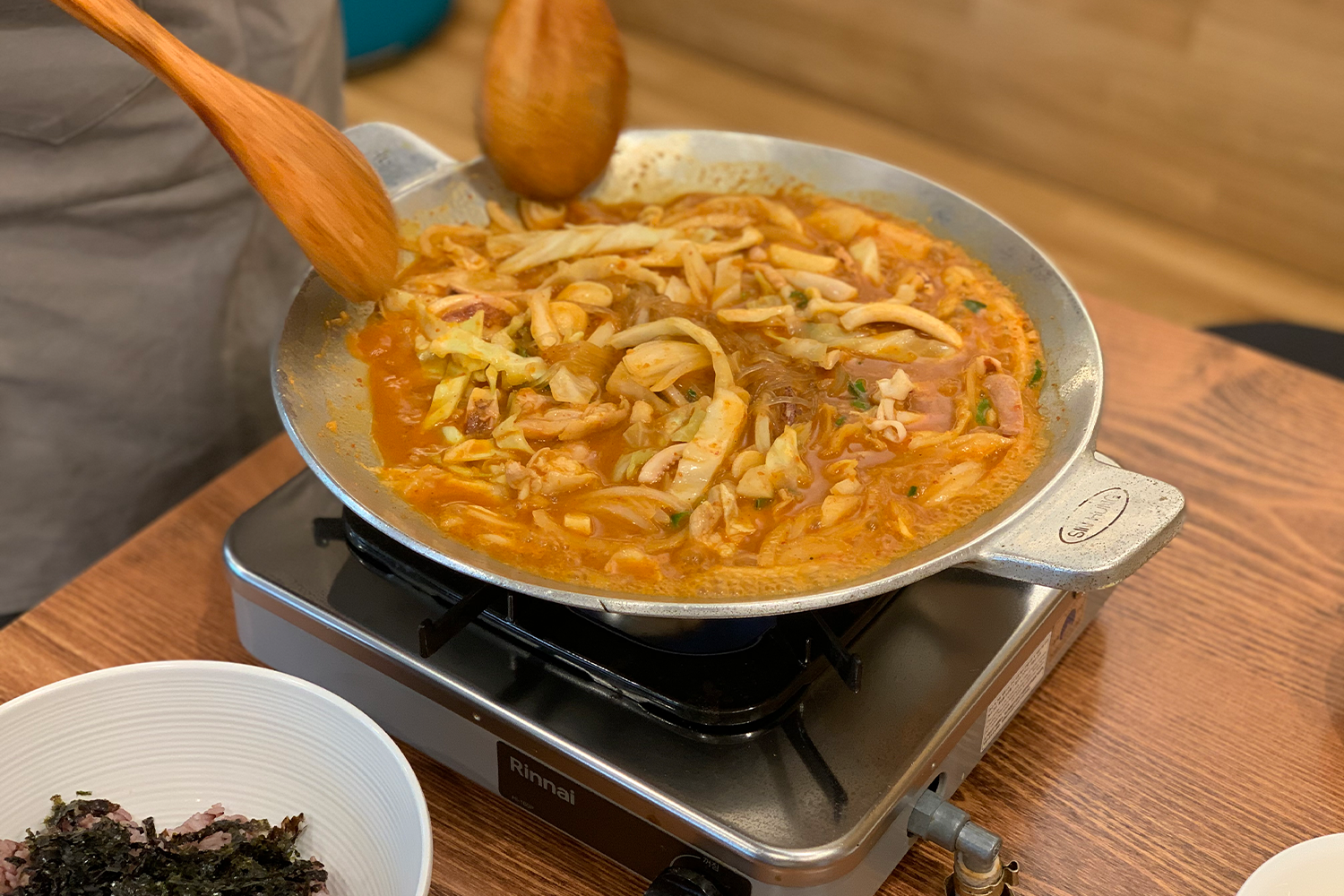 Bulbap đang được trộn đều với vị cay hấp dẫn.