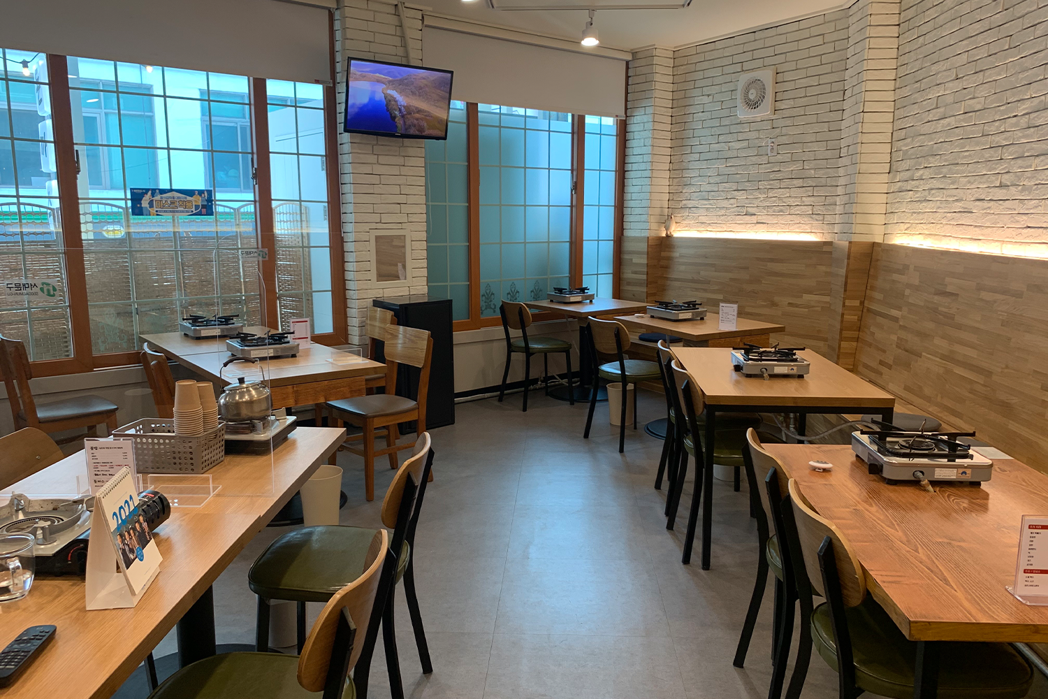 Quang cảnh không gian ngồi thoải mái bên trong nhà hàng Bulbap & Tonkatsu.