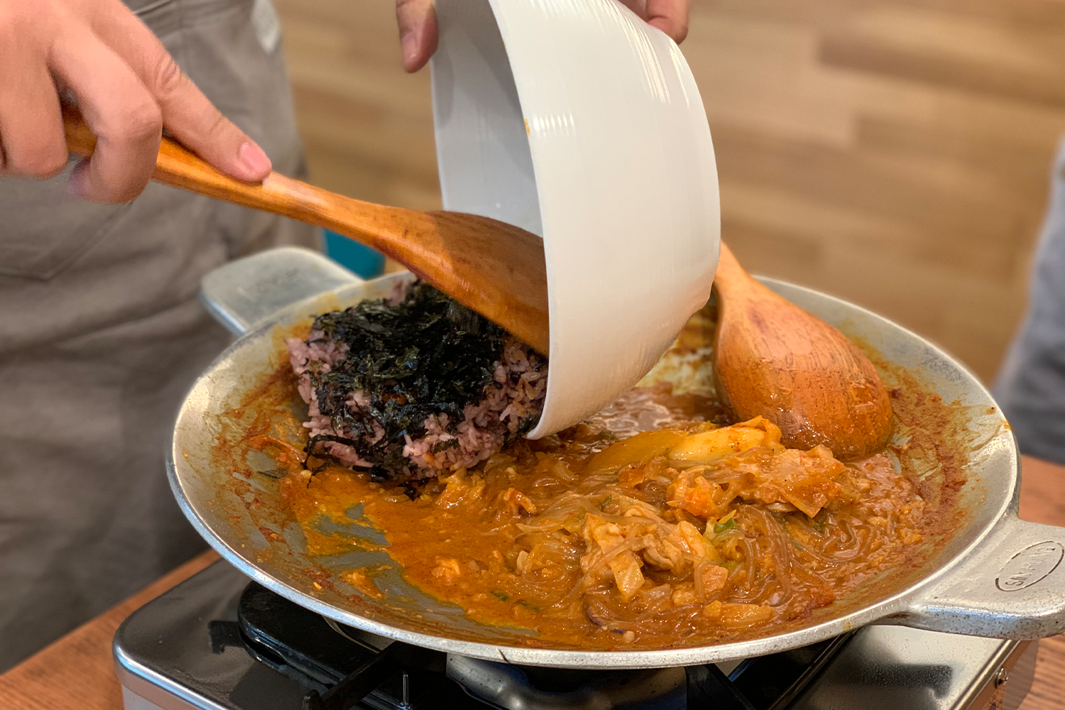 Gạo rong biển được thêm vào chảo Bulbap chuẩn bị cho bột chiên.