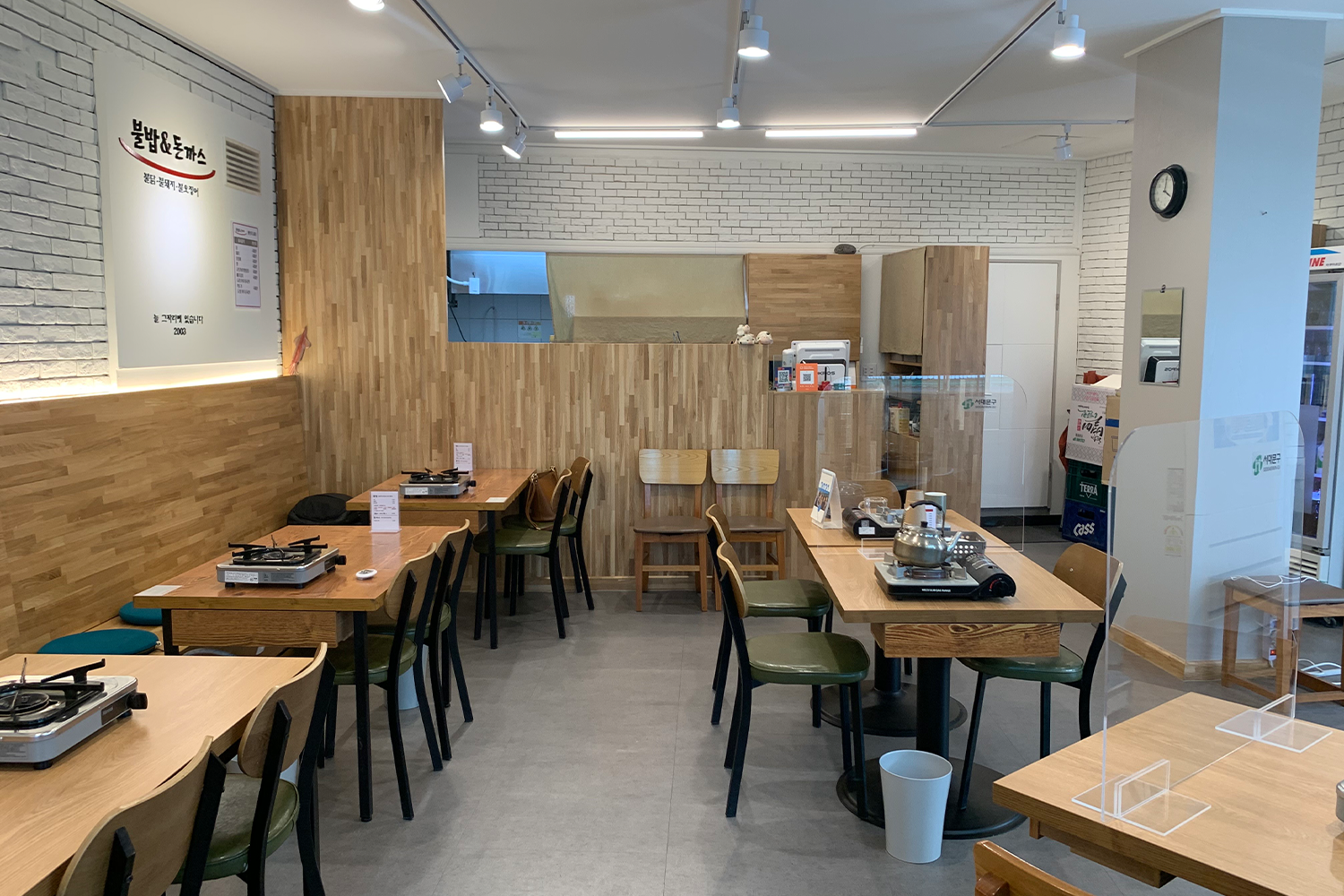 Không gian nội thất của nhà hàng Bulbap & Tonkatsu với thiết kế tối giản.