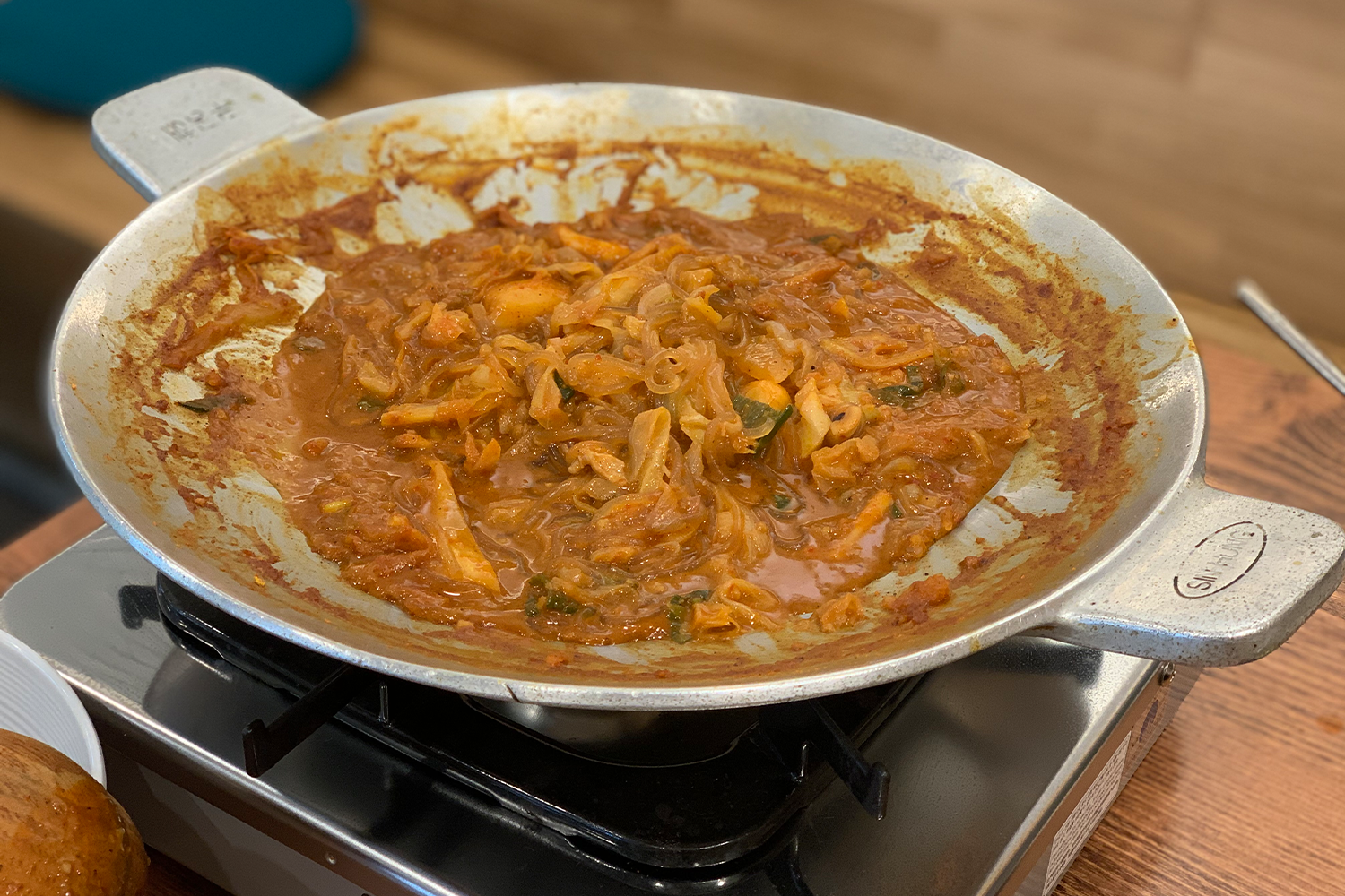 ポックンパ作り開始 - フライパンに広げる様子