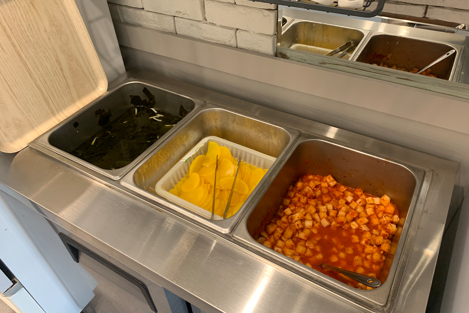 Khu vực buffet tự phục vụ của nhà hàng với nhiều món ăn kèm.