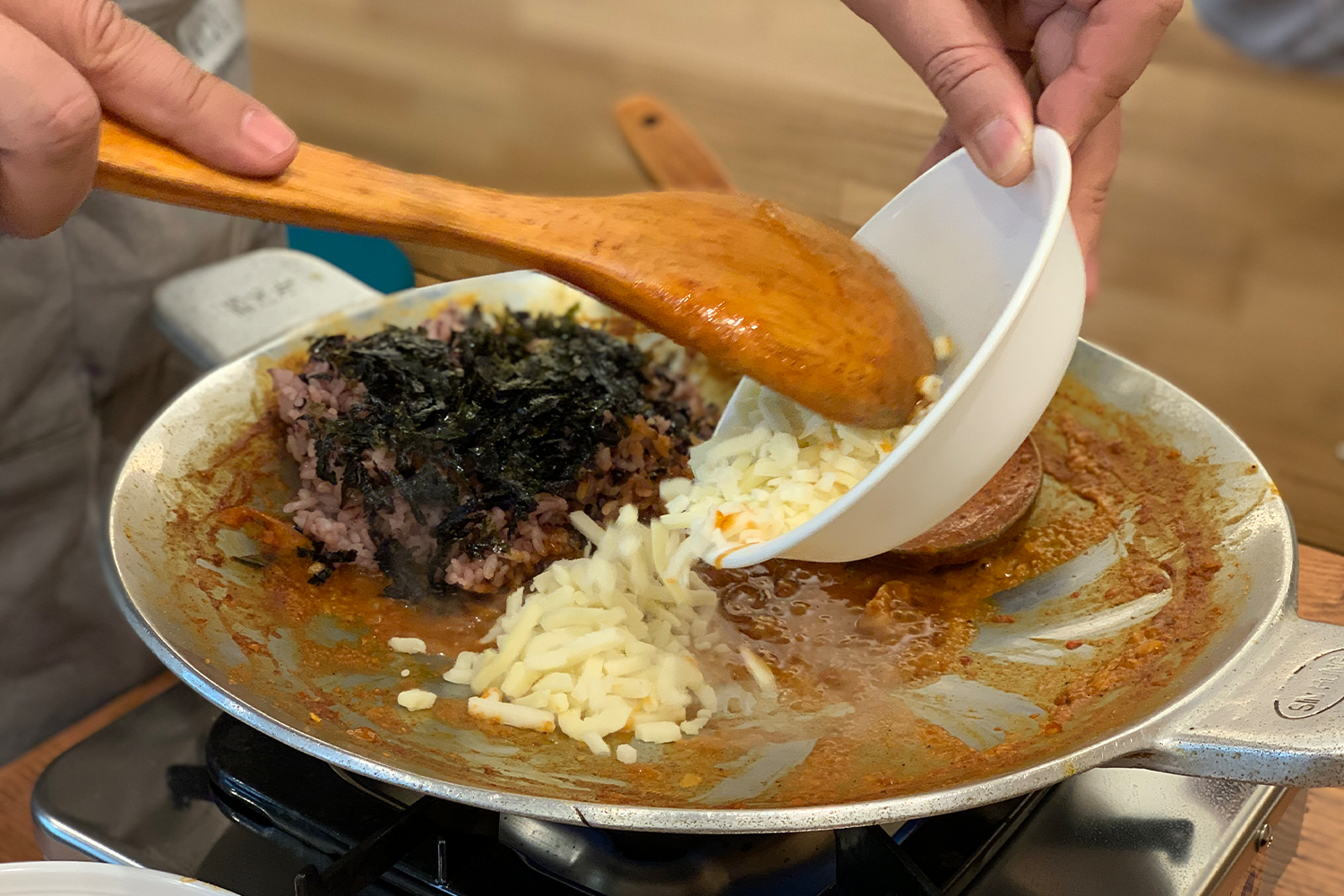 Phô mai thêm vào Bulbap giúp hương vị thơm ngậy.