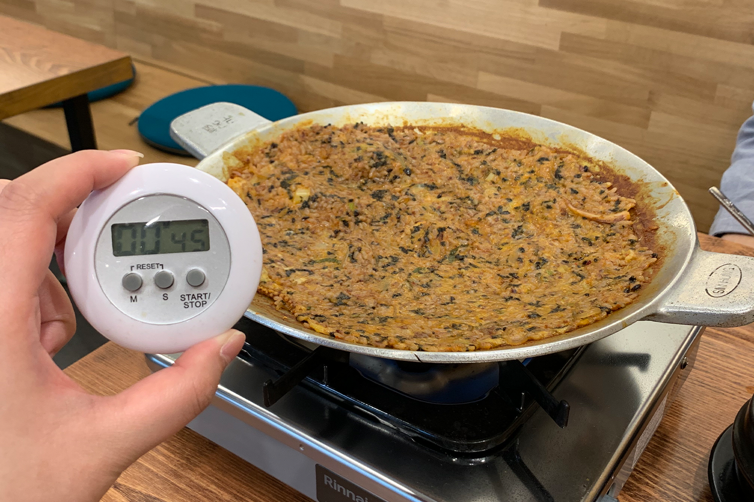 Cơm trộn với Bulbap được dàn trải đều trên chảo, chuẩn bị cho bước cuối cùng.