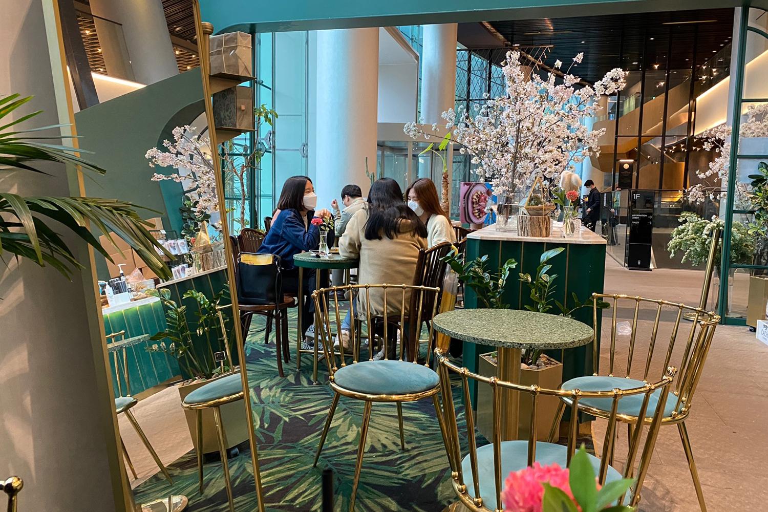 รีวิวคาเฟ่ดอกไม้ cachi_flowercafe มุมถ่ายภาพ