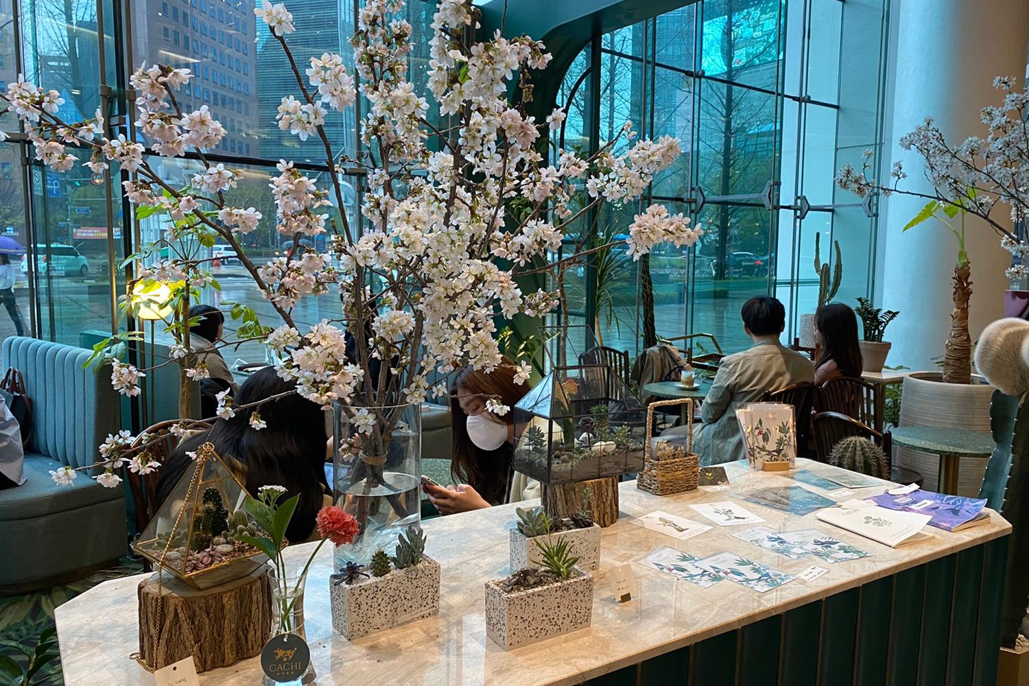 รีวิวคาเฟ่ดอกไม้ cachi_flowercafe ตกแต่งภายใน